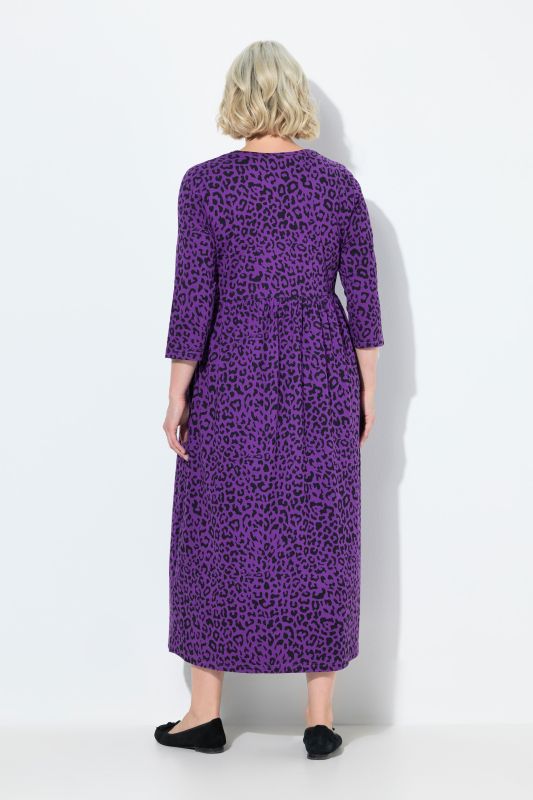 Robe en jersey à coupe évasée. Col tunisien et manches 3/4. Poches