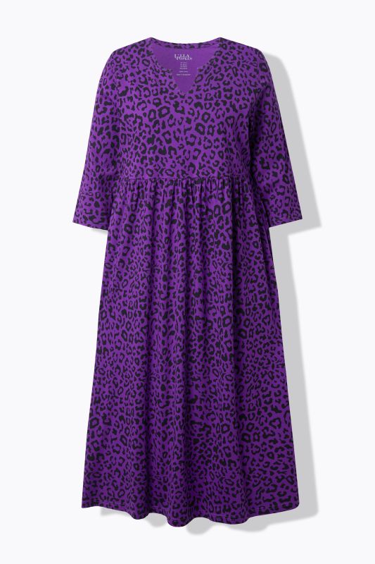 Robe en jersey à coupe évasée. Col tunisien et manches 3/4. Poches