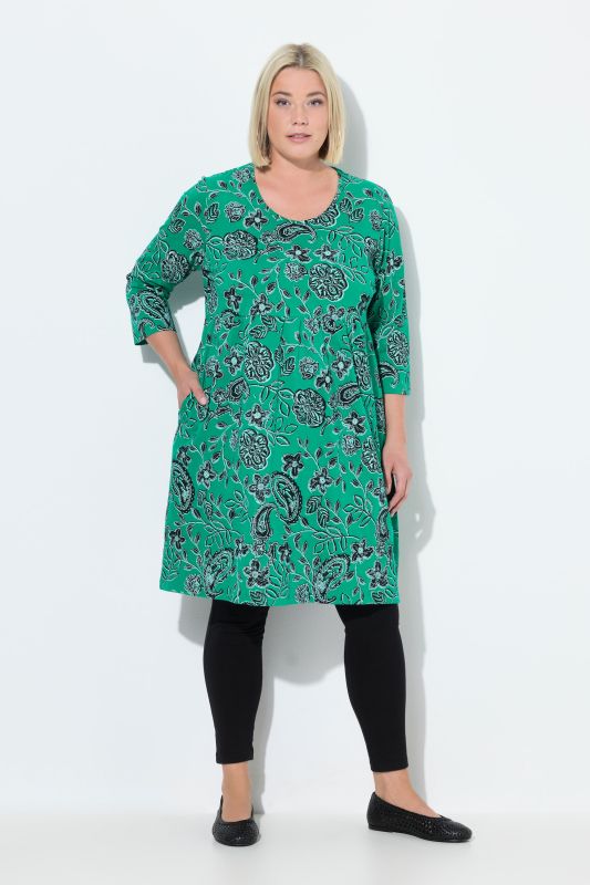 Robe en jersey, motif cachemire. Col rond et manches 3/4. Coupe évasée