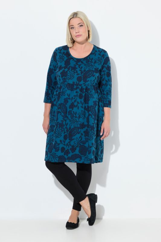 Robe en jersey, motif cachemire. Col rond et manches 3/4. Coupe évasée