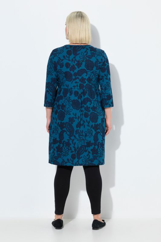 Robe en jersey, motif cachemire. Col rond et manches 3/4. Coupe évasée
