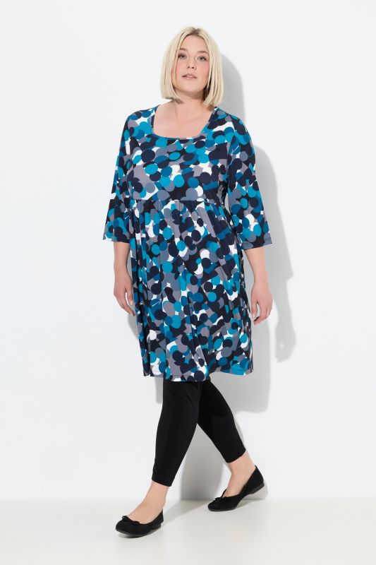 T-shirt long, motif à pois. Encolure carrée et manches 3/4. Coupe évasée