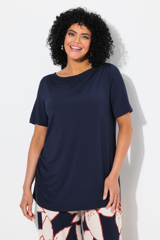 T-shirt, effet drappé. Manches courtes et encolure bateau. Coupe Classic