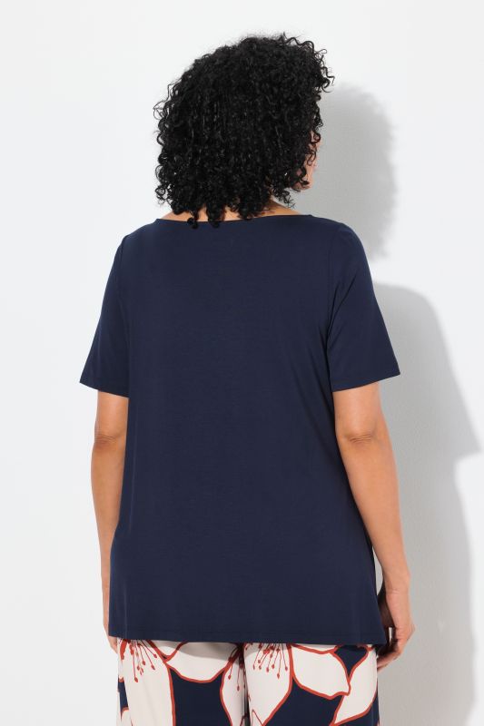 T-shirt, effet drappé. Manches courtes et encolure bateau. Coupe Classic