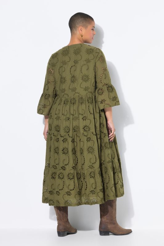 Robe maxi à volants. Manches 3/4 et broderie ajourée