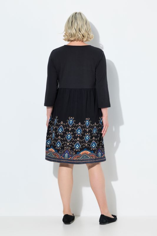 Robe en jersey, coupe évasée et poches. Col en V et manches 3/4