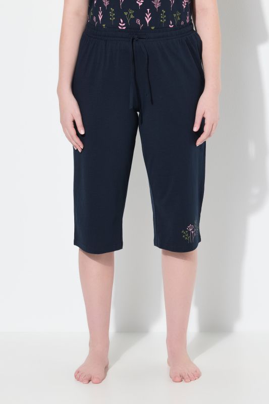 Short de pyjama en coton bio. Jambe large, longueur genou. Motif fleurs