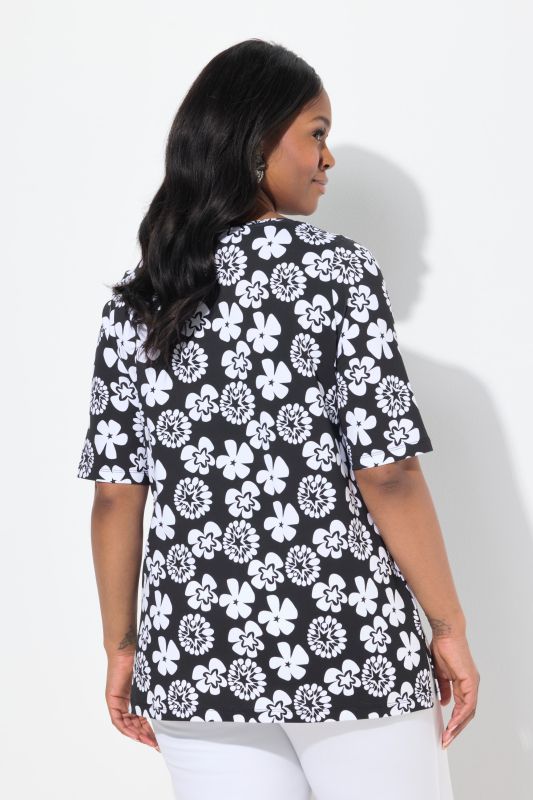 T-shirt à fleurs, coupe évasée. Encolure V et manches courtes