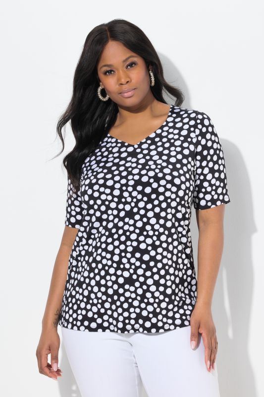 T-shirt à manches courtes. Tissu au tombé fluide imprimé pois. Décolleté en cœur