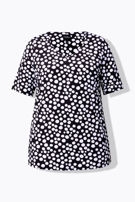 T-shirt à manches courtes. Tissu au tombé fluide imprimé pois. Décolleté en cœur