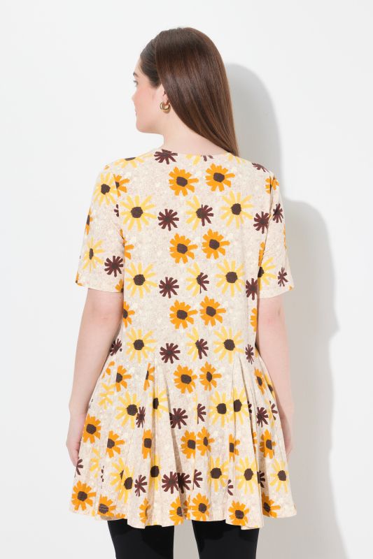 T-shirt en coton bio, motif à fleurs. Col tunisien et manches courtes