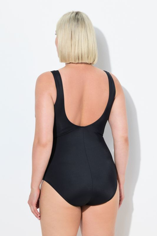 Maillot de bain sans bonnets souples. Décolleté rond. Motif lignes