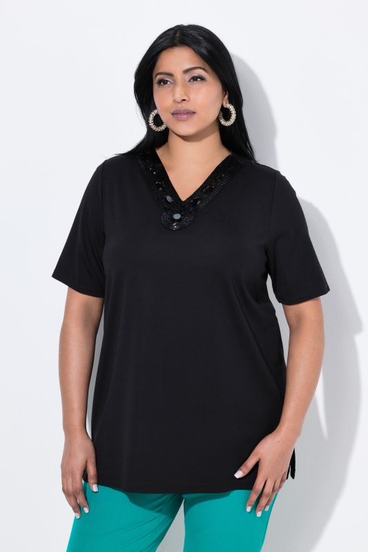 T-shirt manches courtes, coupe évasée, décolleté en V avec petites pierres