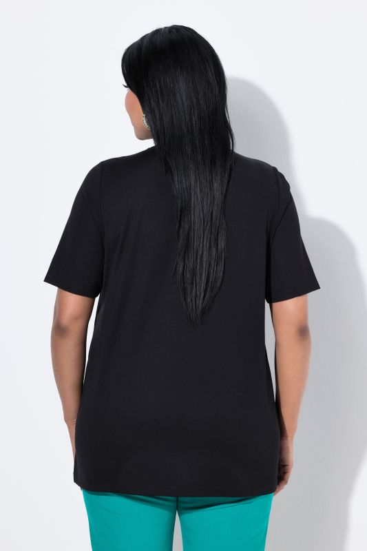 T-shirt manches courtes, coupe évasée, décolleté en V avec petites pierres