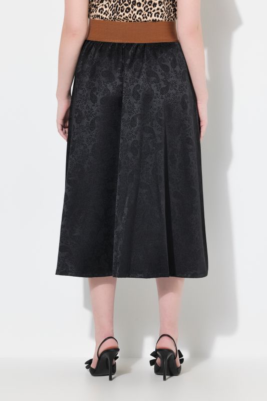 Jupe maxi traditionnelle. Tissu jacquard, poches et taille élastique