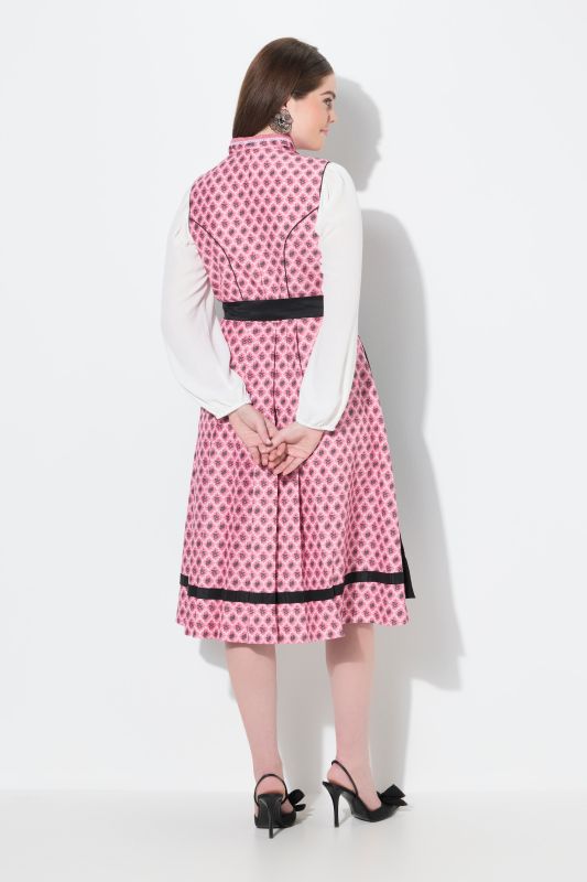 Dirndl sans manches, costume traditionnel bavarois. Laçage et col montant