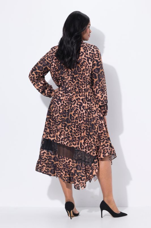 Robe plissée col tunisien et manches longues, motif léopard