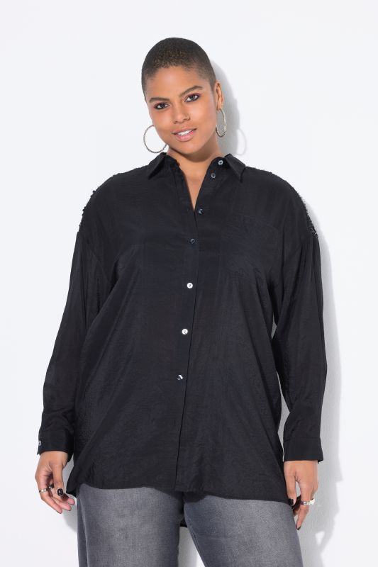Chemisier oversize. Franges et sequins aux épaules