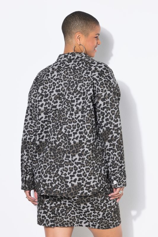 Chemise en jean oversize. Motif léopard