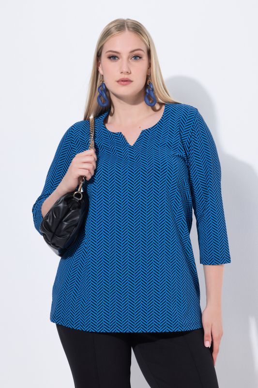 T-shirt manches 3/4 et col tunisien. Motif chevrons. Silhouette en A.