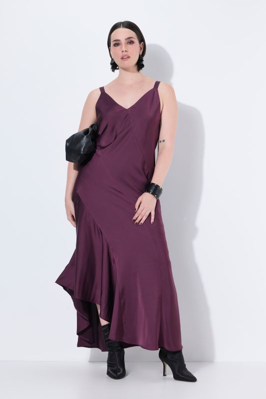 Robe maxi en satin, sans manches. Silhouette en A et décolleté en V.