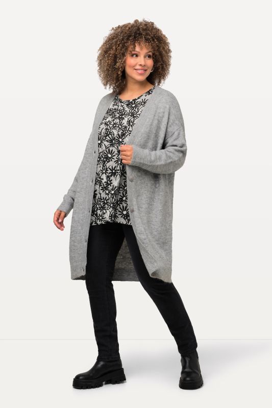 Cardigan en maille fine, profonde encolure en V et patte de boutonnage. Coupe Boxy Fit.