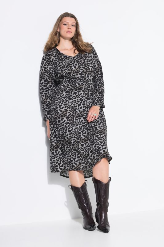 Robe midi, coupe évasée. Taille élastique. Motif léopard