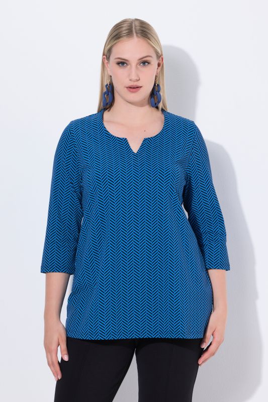 T-shirt manches 3/4 et col tunisien. Motif chevrons. Silhouette en A.