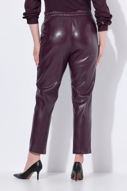 Pantalon 7/8 en similicuir. Passepoils et taille élastique