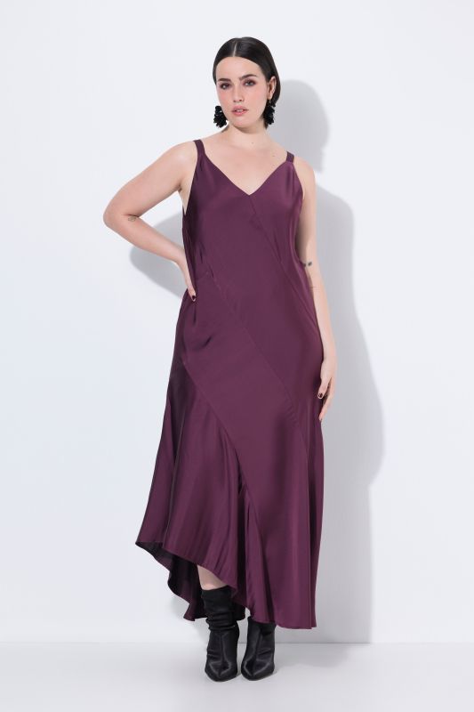 Robe maxi en satin, sans manches. Silhouette en A et décolleté en V.