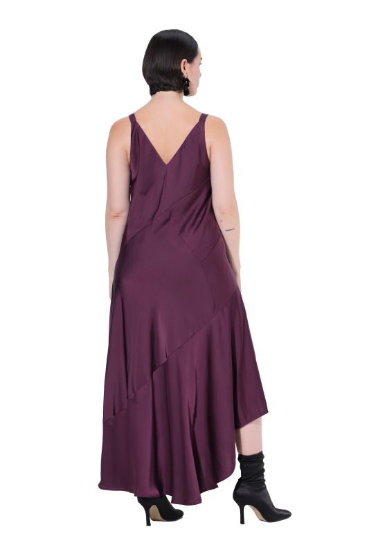 Robe maxi en satin, sans manches. Silhouette en A et décolleté en V.