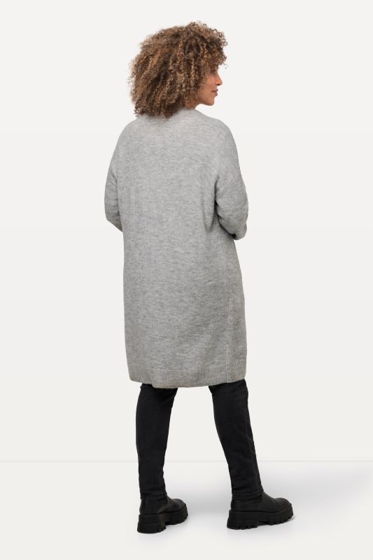 Cardigan en maille fine, profonde encolure en V et patte de boutonnage. Coupe Boxy Fit.