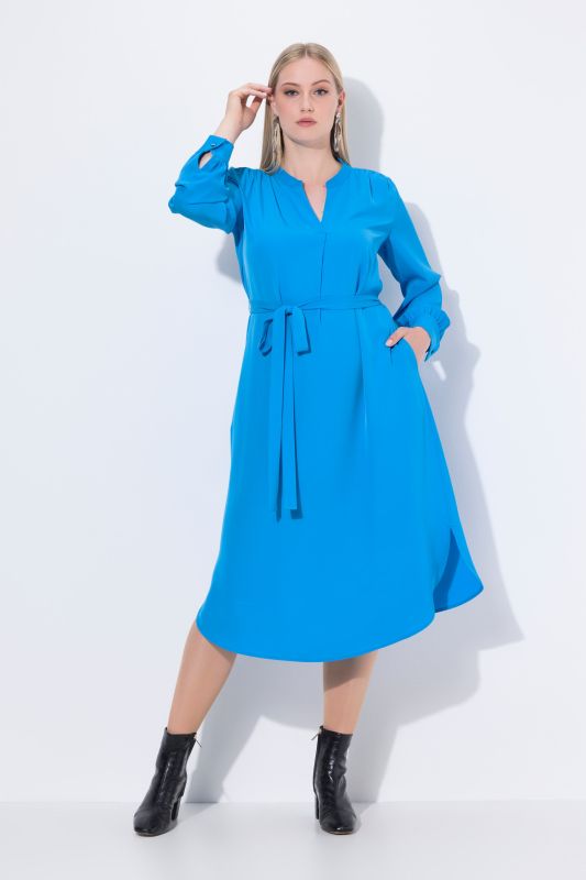 Robe midi à manches longues. Décolleté en V et ceinture à nouer. Poches.