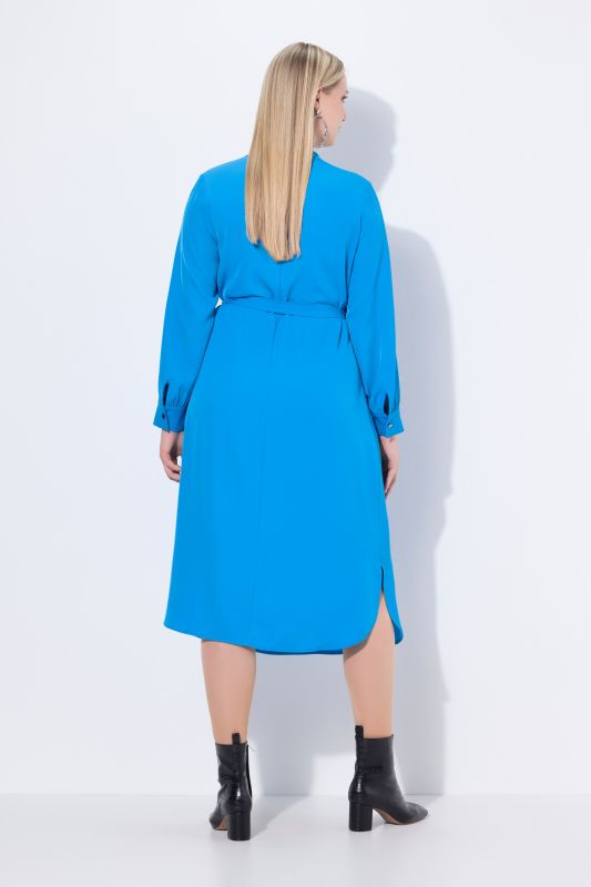 Robe midi à manches longues. Décolleté en V et ceinture à nouer. Poches.