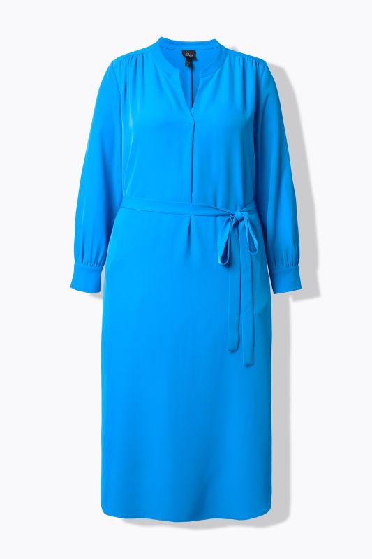 Robe midi à manches longues. Décolleté en V et ceinture à nouer. Poches.