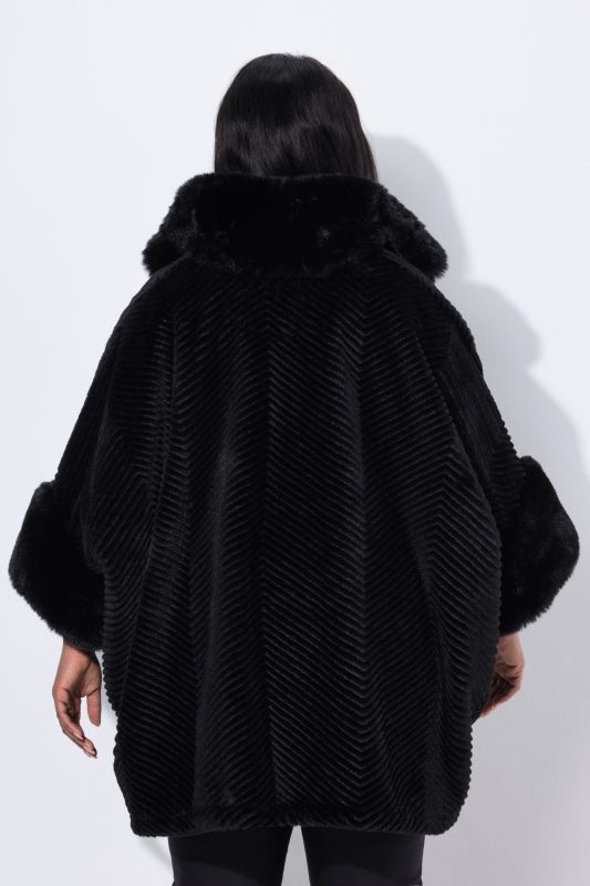 Poncho oversize en fourrure tissée, col montant et boutons fantaisie