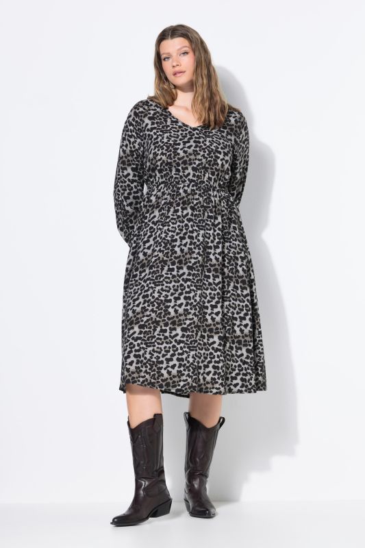 Robe midi, coupe évasée. Taille élastique. Motif léopard