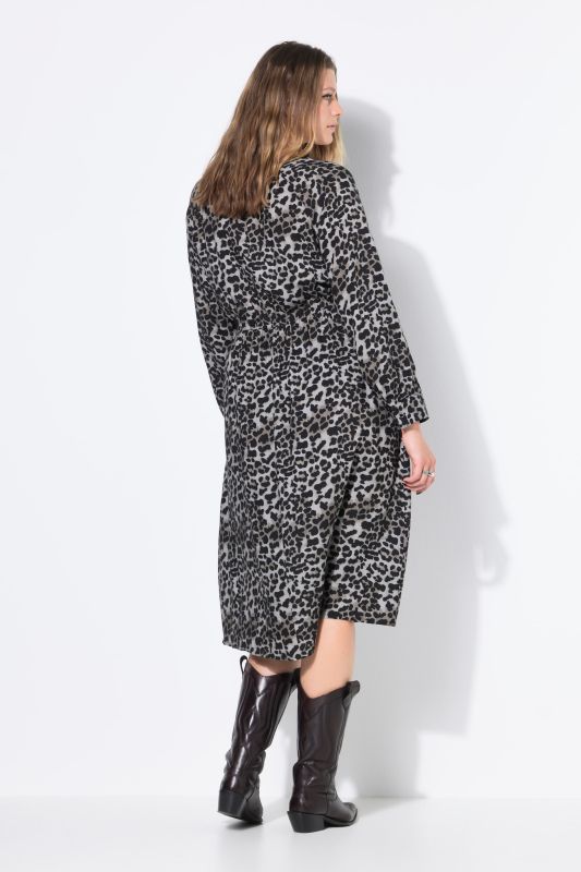 Robe midi, coupe évasée. Taille élastique. Motif léopard