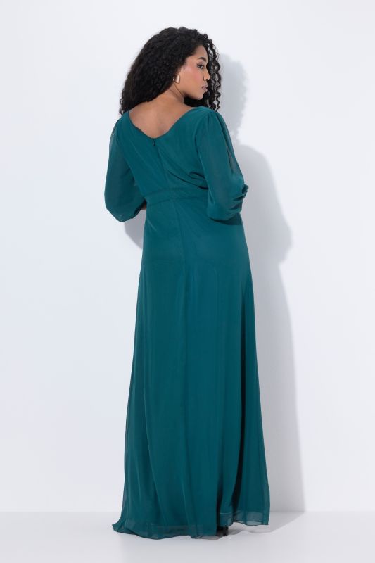 Robe maxi en mousseline, multicouche. Décolleté V, manches 3/4
