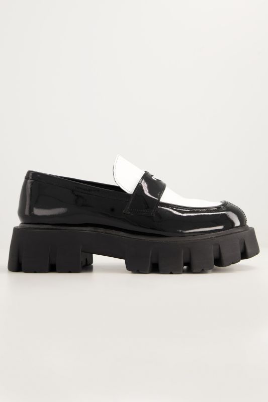 Mocassins en cuir bicolores avec boucle fantaisie, largeur H