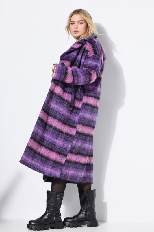 Manteau oversize à carreaux. Manches longues et col à revers