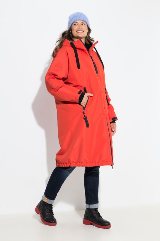 Veste technique oversize à capuche. Doublure polaire bouclée. Fermeture éclair à double sens