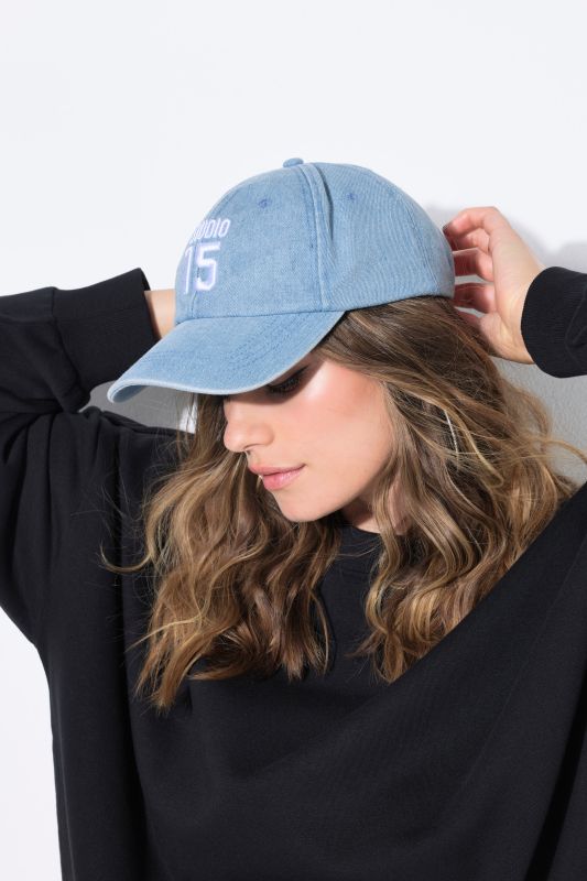 Casquette aspect jean avec une broderie