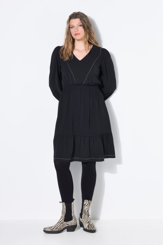 Robe évasée à col en V et rivets