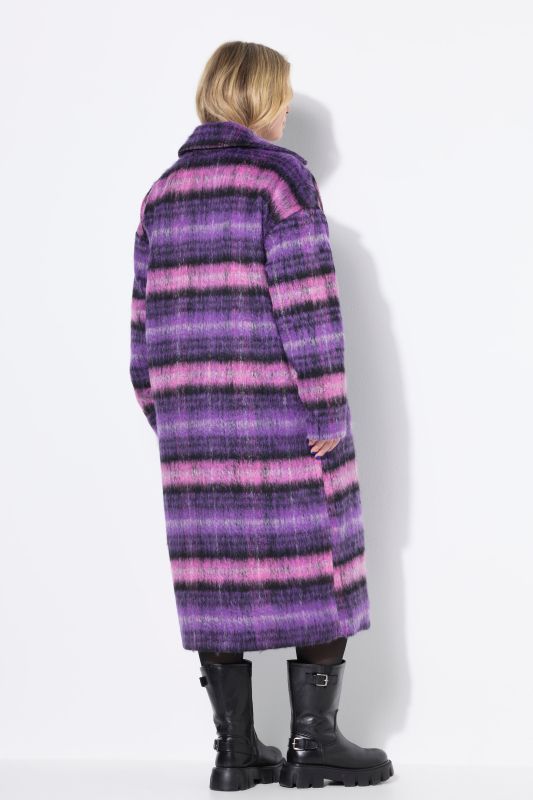 Manteau oversize à carreaux. Manches longues et col à revers