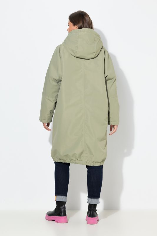 Veste technique oversize à capuche. Doublure polaire bouclée. Fermeture éclair à double sens