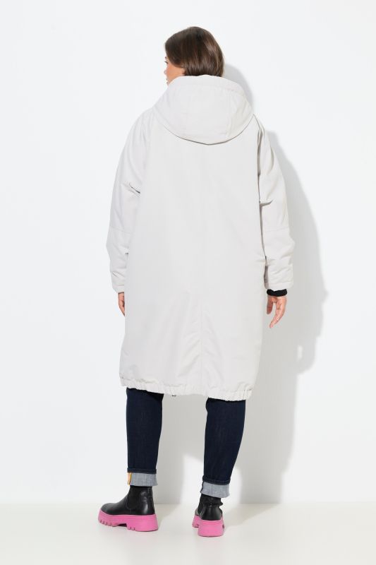 Veste technique oversize à capuche. Doublure polaire bouclée. Fermeture éclair à double sens