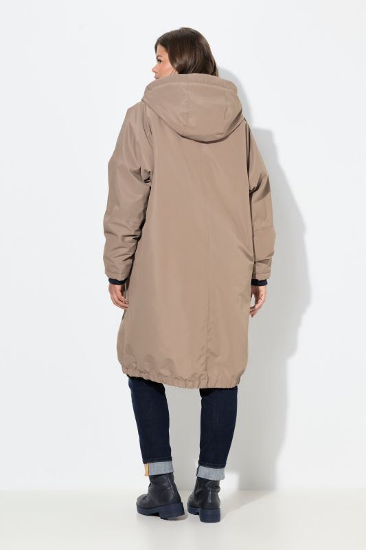 Veste technique oversize à capuche. Doublure polaire bouclée. Fermeture éclair à double sens
