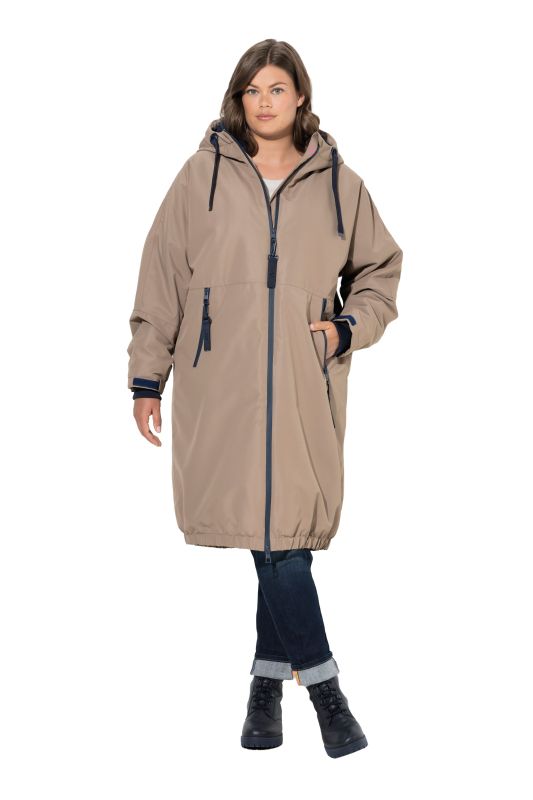 Veste technique oversize à capuche. Doublure polaire bouclée. Fermeture éclair à double sens