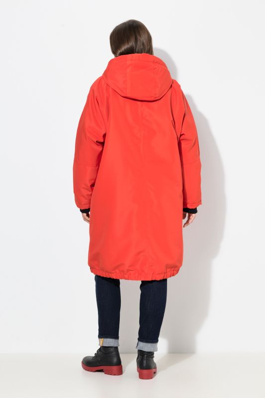 Veste technique oversize à capuche. Doublure polaire bouclée. Fermeture éclair à double sens